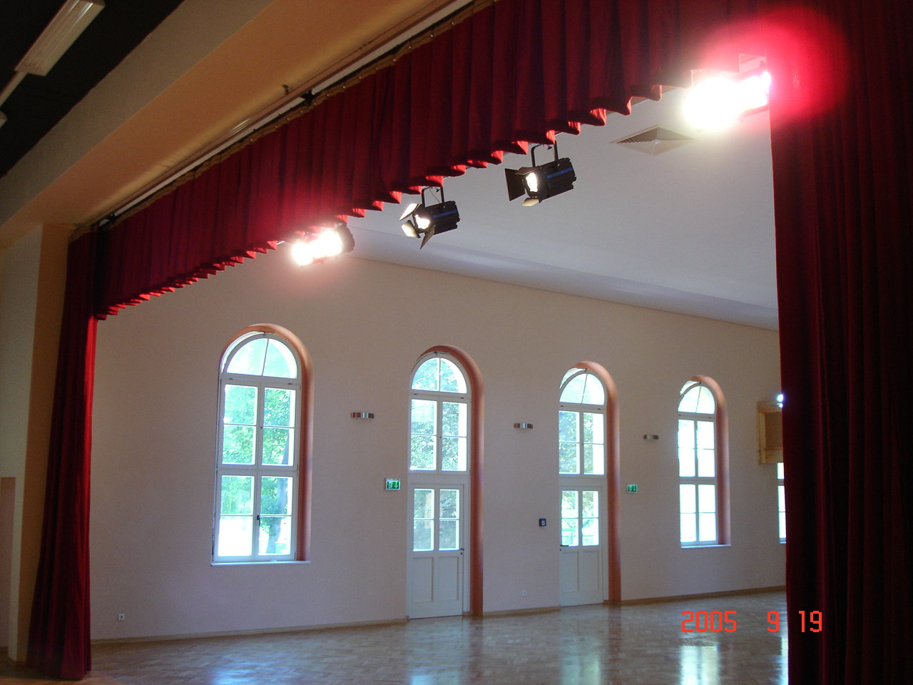 Saal mit Bühnenbeleuchtung